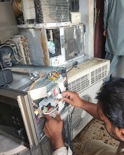 فني حافظ للتكييف يصلح لوحة كهربائية لمكيف سبليت في الرياض – Hafiz Air Conditioning certified technician performing AC electrical repair in Riyadh